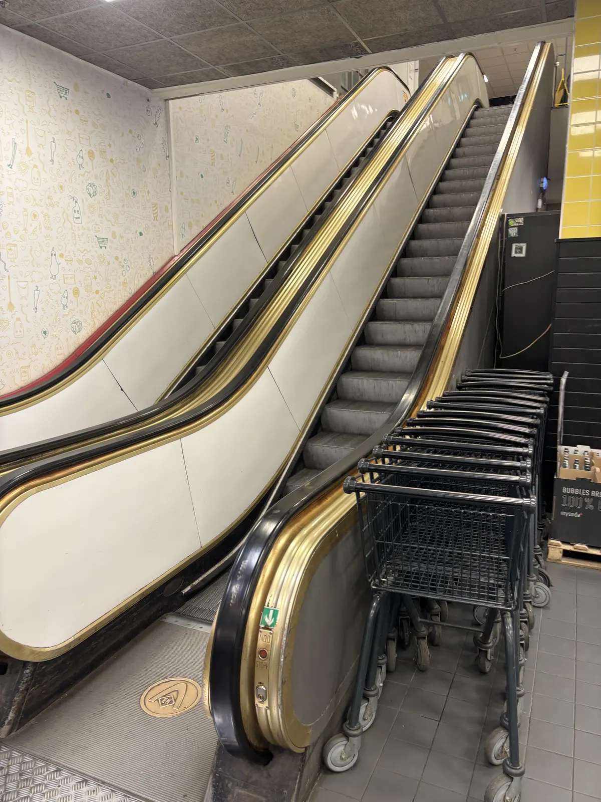 Befintlig rulltrappa i butiksmiljö före rivning