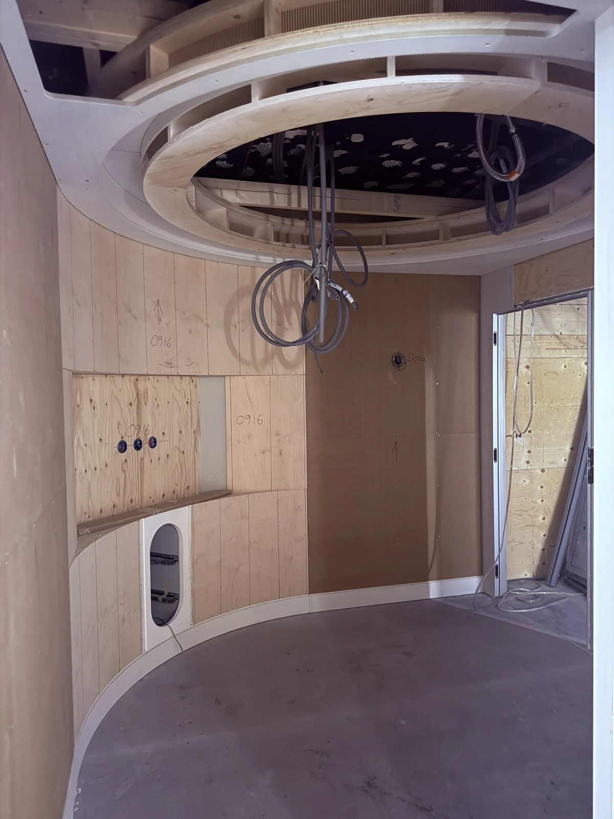 Cirkulär undertakskonstruktion med synliga installationer under byggskedet