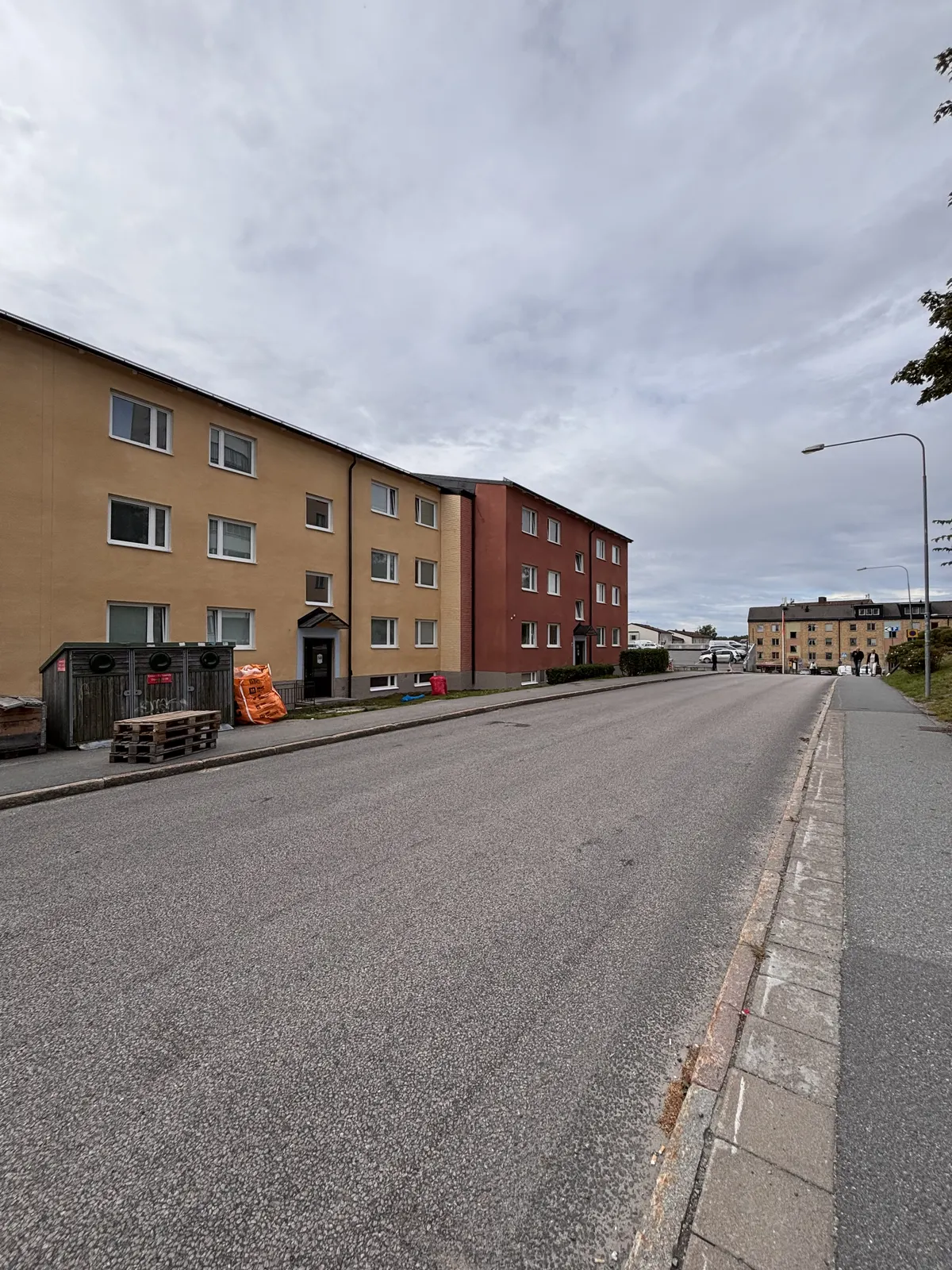 Fasad i gul och röd puts sedd från gatan