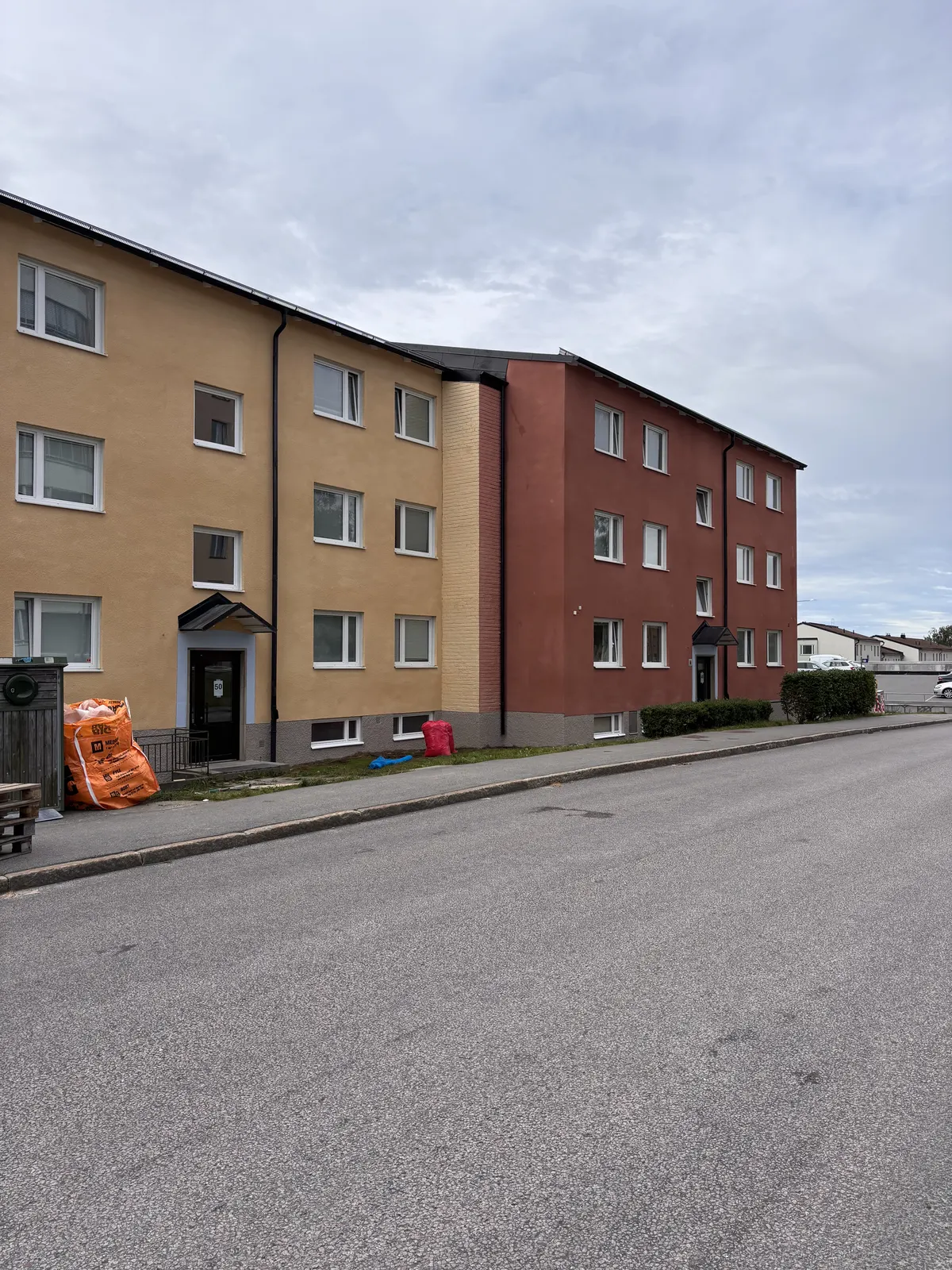 Gavel och långsida i gul och röd puts efter renovering