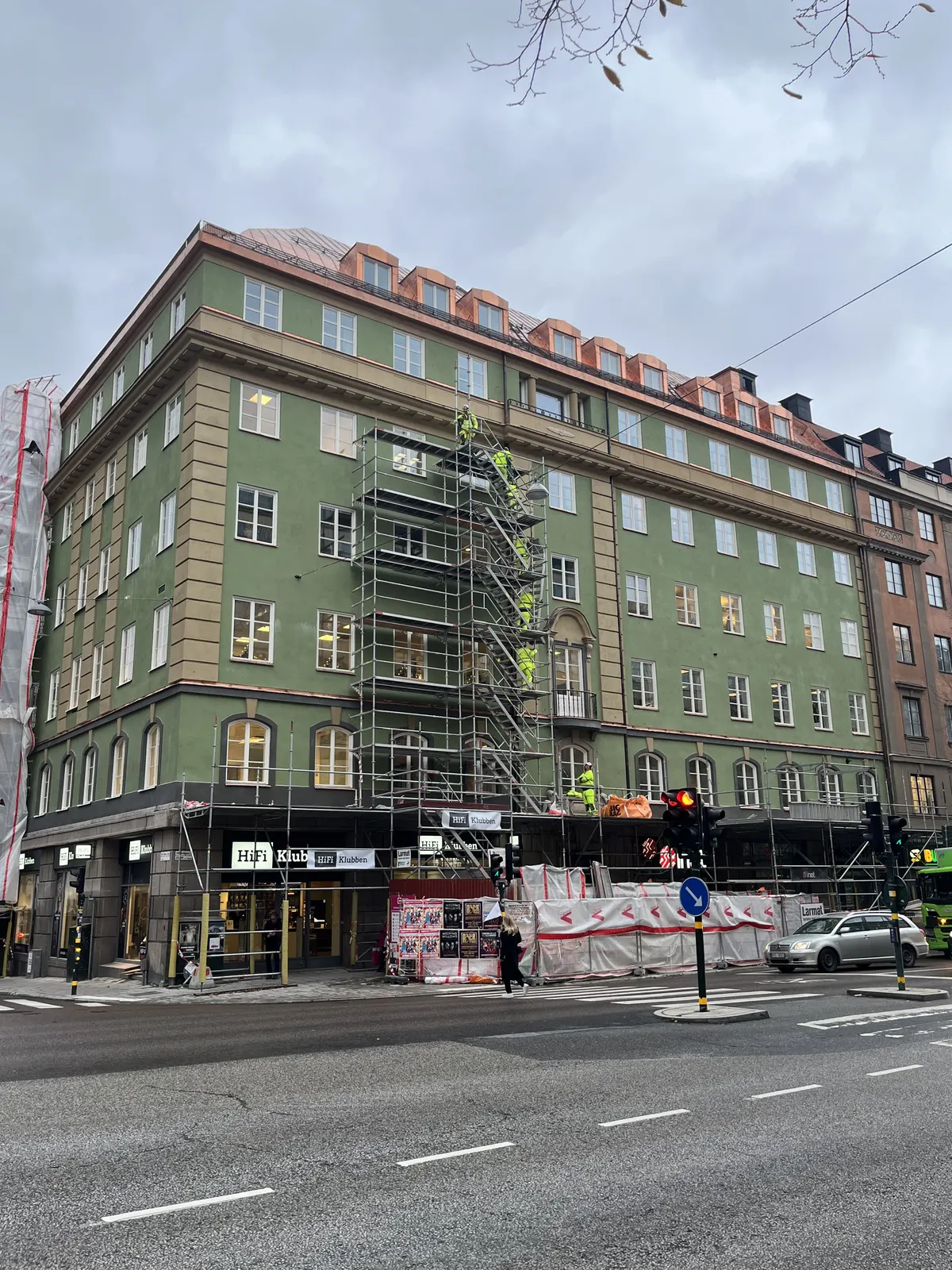 Byggnaden sedd från gatukorsning med ställning kvar på gaveln